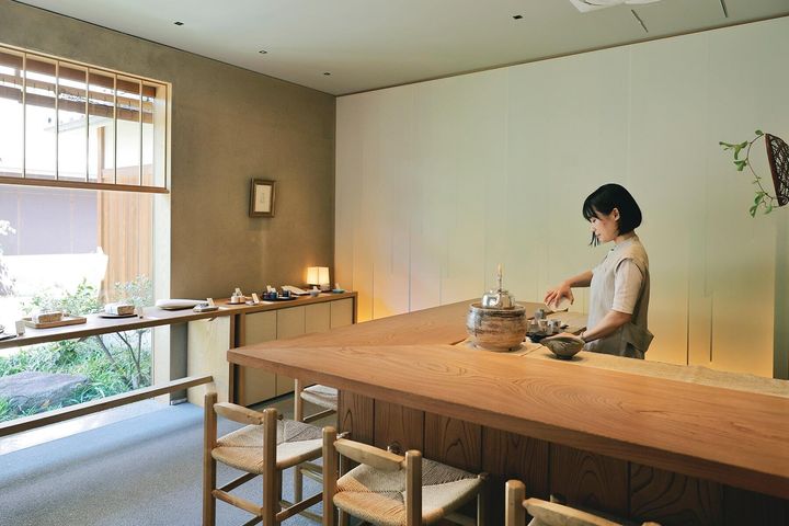 中国茶を入れるスタッフ