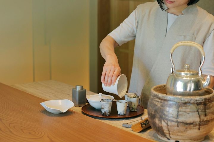 中国茶を入れるスタッフ