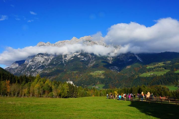 ヴェルフェンの町から続く「サウンドオブミュージック・トレイル」の終点はこの原っぱ。お天気のいい日に出かけたい。写真提供：TVB Werfen