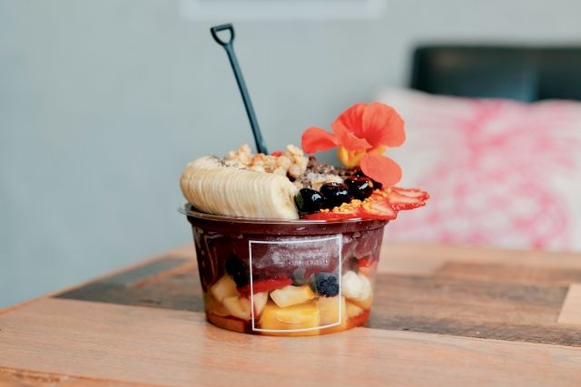 カフェのオシャレなアサイーボウル