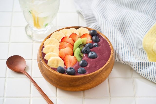 自宅で食べるアサイーボウル イメージ バナナ いちご ベリー