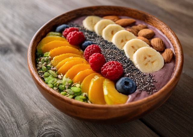 ナッツやバナナ、マンゴー、シード、ベリーなどが盛られたアサイーボウル