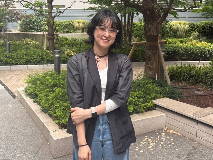 スタイリスト：新名 絵梨加