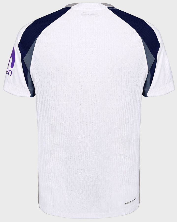 日本代表DF獲得のイングランド名門、伝統のユニフォーム色は「他のチームの色」だった