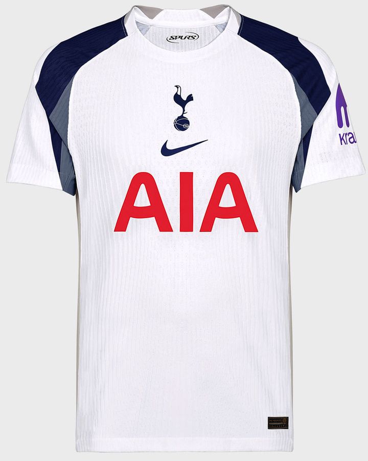 日本代表DF獲得のイングランド名門、伝統のユニフォーム色は「他のチームの色」だった