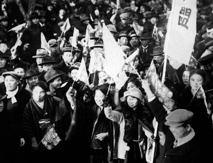 参政権の拡大を求め、坂本公園で行われたデモに参加し声を上げる女性たちの様子。