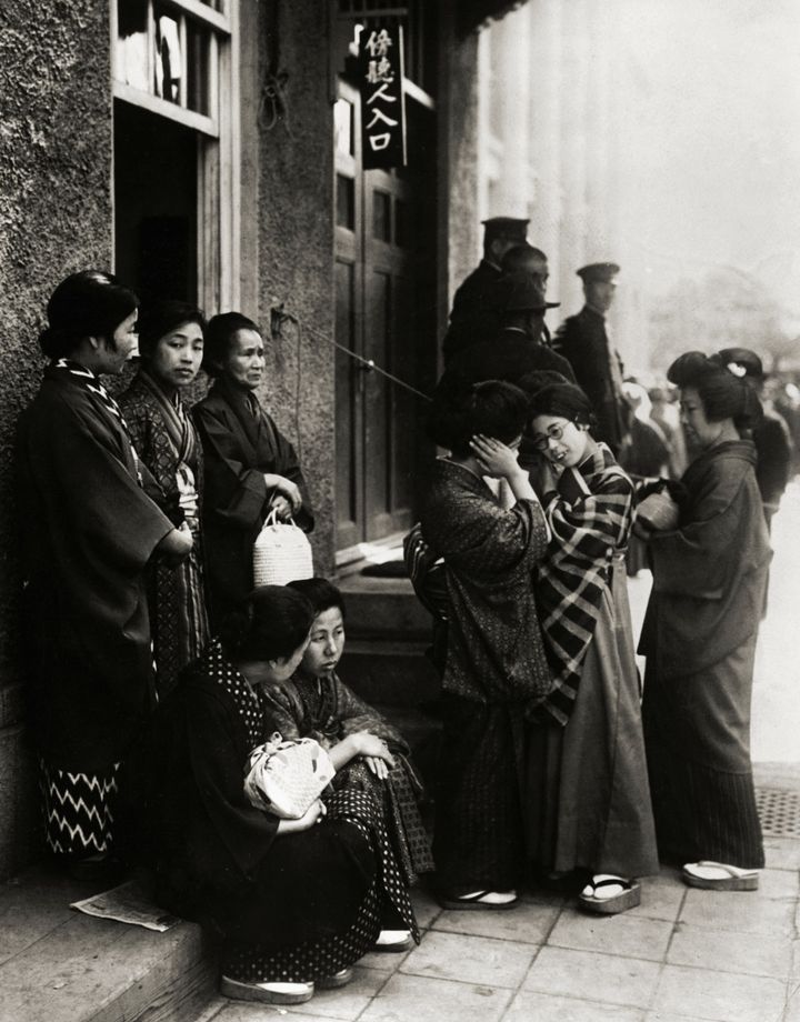 1928年、第55回帝国議会が行われる前で参政権を求めて抗議のために立つ女性活動家たち。