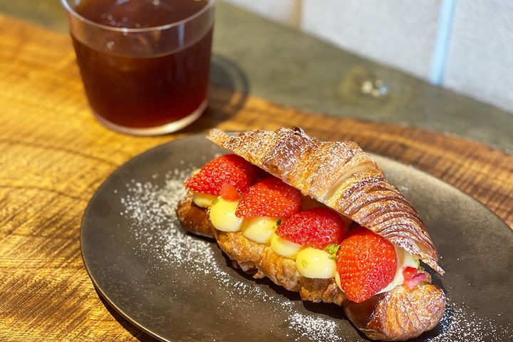 「苺とクロワッサンのクリームパン」900円 、「アイスハンドドリップ（レギュラーサイズ）」750円（テイクアウトの「苺とクロワッサンのクリームパンとドリンクセット」は1400円）