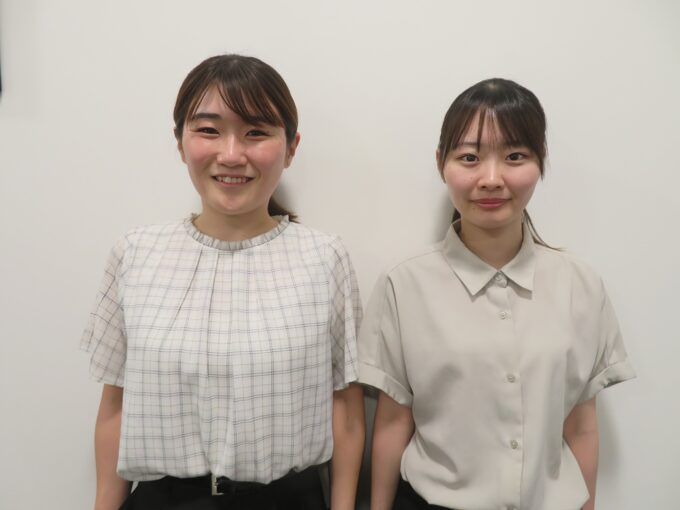 ヨコオデイリーフーズ広報チームの齊藤ちな実さん（左）と町田暁南さん