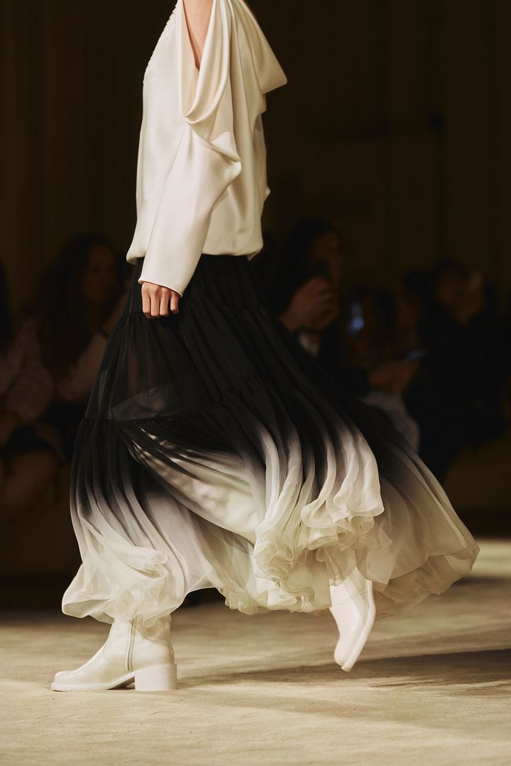 1200-1800-chanel_fw-2025-26-hc-copyright-chanel-ambiance-133-HD.gif