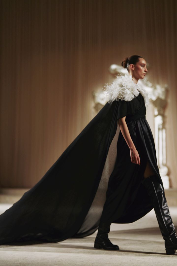 1200-1800-chanel_fw-2025-26-hc-copyright-chanel-ambiance-156-HD.gif