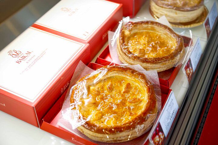 京都・下鴨生まれの洋菓子店「バイカル 下鴨本店」で、とっておきのアップルパイやプチガトーを
