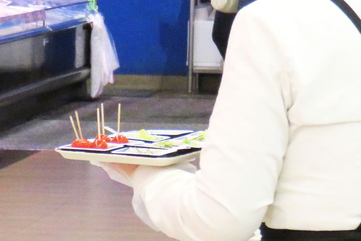 スーパーでの試食販売のイメージ