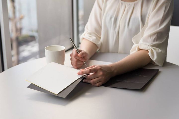 メモをとる女性の手元