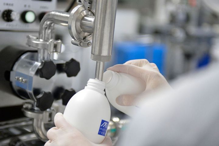 一定の速度と間隔で空容器に充填し続ける作業は熟練の技