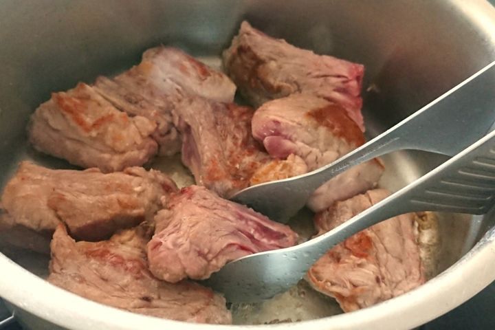 梅香る豚スペアリブのビール煮の作り方1