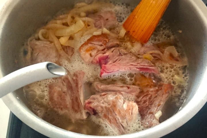 梅香る豚スペアリブのビール煮の作り方3