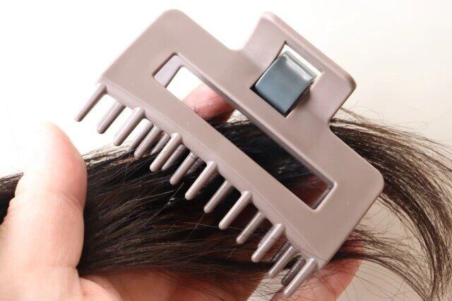 ダイソーの髪になじませるトリートメントコーム付ヘアクリップ2