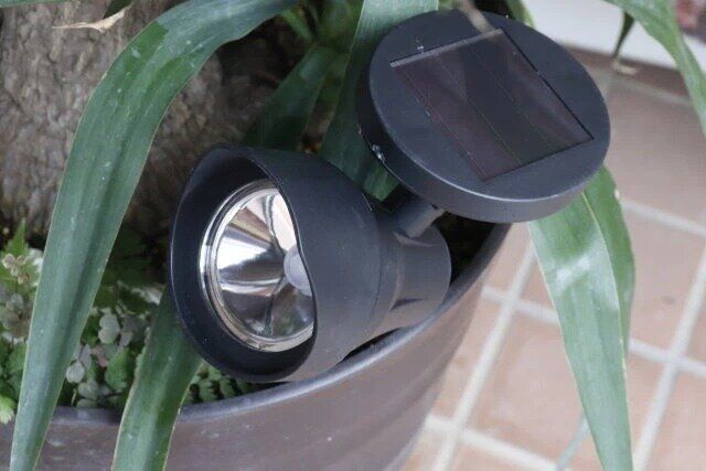 ダイソーのガーデンライト（挿すタイプ、スポットライト）2
