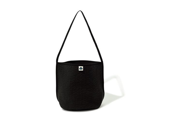 スタイリスト・百々千晴さんによる『バクト』の新作バッグ。