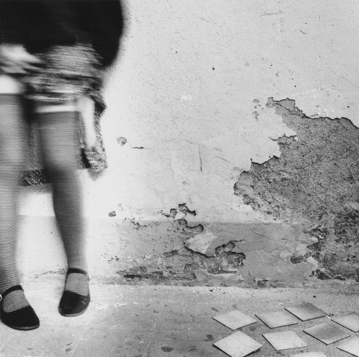 フランチェスカ ウッドマン 《Seven Cloudy Days, Rome》 1977-78年 ゼラチンシルバープリント25.4 x 20.3 ㎝ ©The Estate of Francesca Woodman, Courtesy George and Betty Woodman and Victoria Miro, London