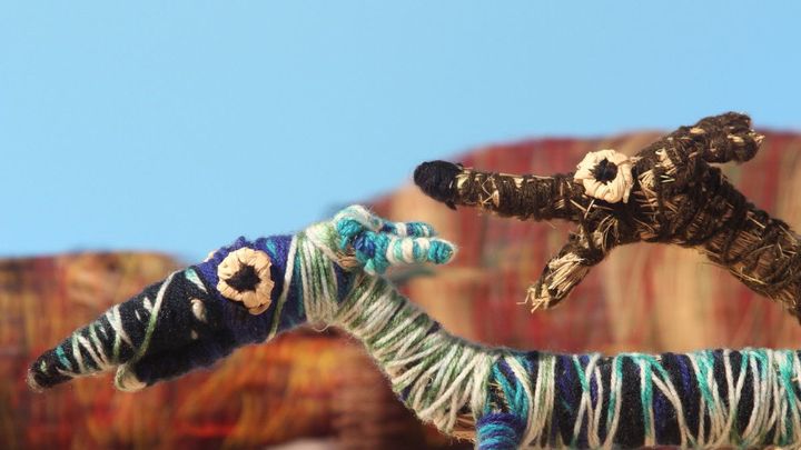 ジャンピ・デザート・ウィーヴァーズ《私の犬、ブルーイーとビッグ・ボーイ》2018年、映像、ジャンピ・デザート・ウィーヴァーズ、NPYウィメンズ・カウンシル Image by Jonathan Daw. © Tjanpi Desert Weavers, NPY Women’s Council