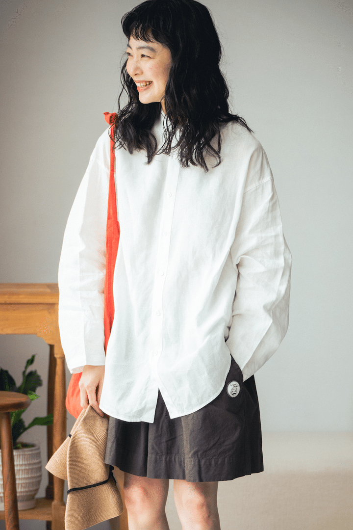 夏のモノトーンコーデ2選。差し色バッグをアクセサリーのように添えて【FUDGE FRIEND おしゃれさんの毎日コーディネート｜田中真里奈】