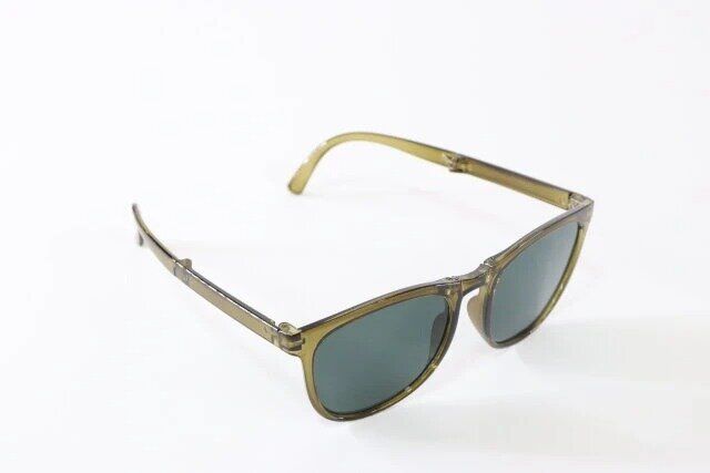 ダイソーの折りたたみサングラス（ポーチ付き）2