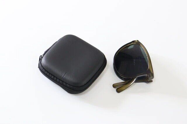 ダイソーの折りたたみサングラス（ポーチ付き）1