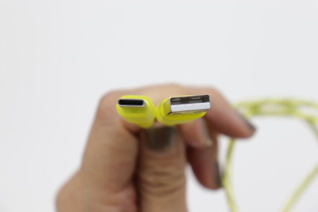 Type-C対応充電・転送ケーブル（クリアイエロー） コネクタ