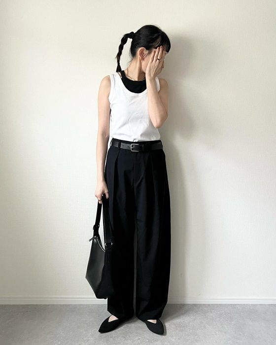 UNIQLOのホワイトの「ソフトリブタンクトップ」