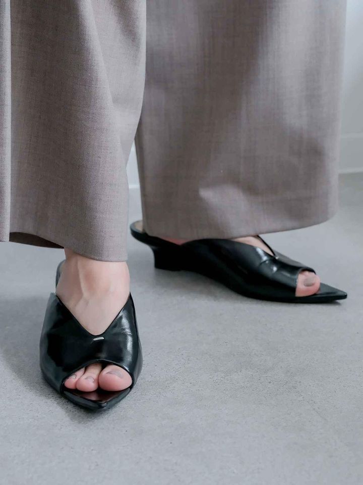 画像: 抜け感のあるミュール