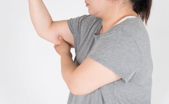 二の腕が気になる女性