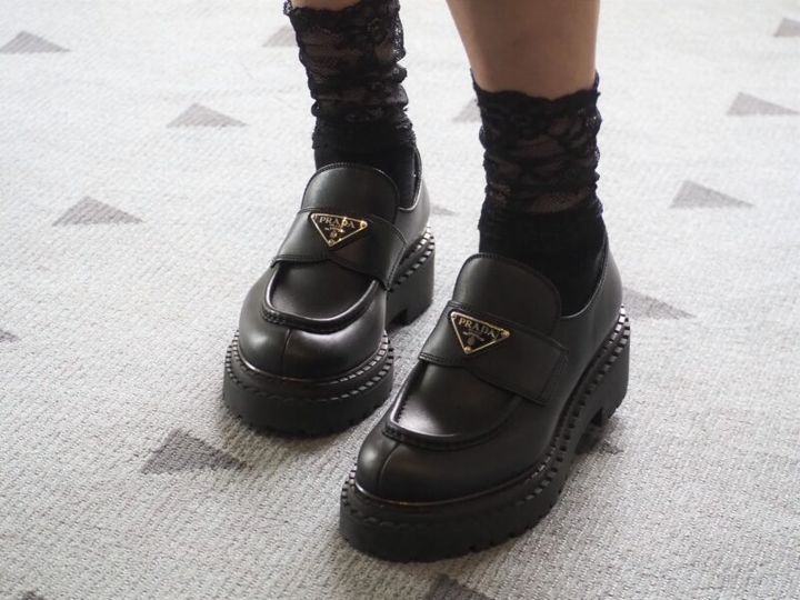 プラダのローファー