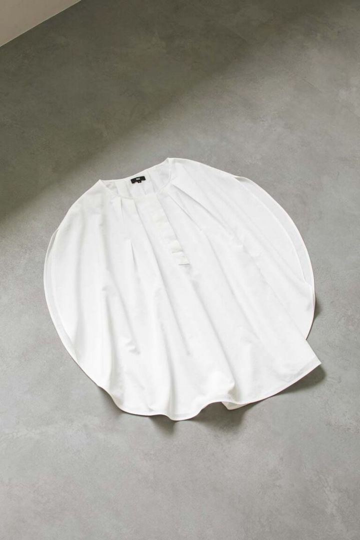 ブラウス¥9,990／プラステ