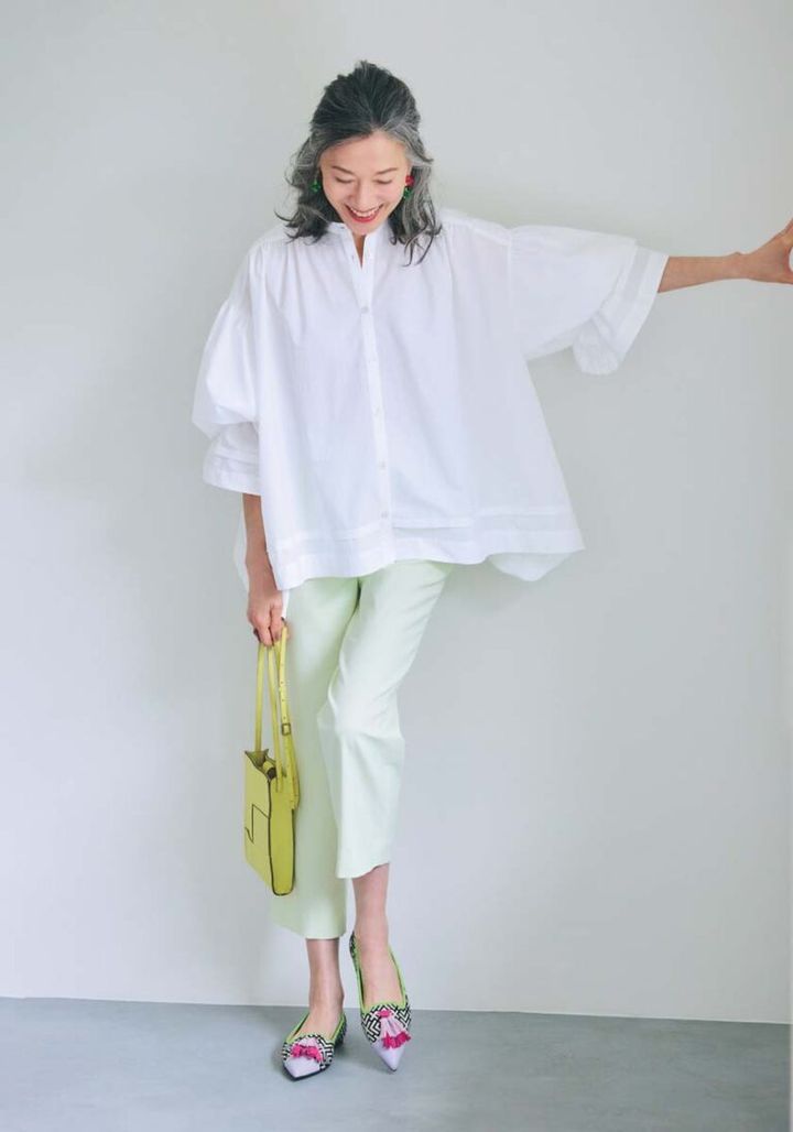 シャツ¥31,900／ルフィル（ル フィル ニュウマン新宿）、パンツ¥19,800／アマカ（SANYO SHOKAI カスタマーサポート）、バッグ¥11,990／ペルケ（アンビリオン）、フラットシューズ¥44,000／プリティ・バレリーナ（F.E.N.）、ピアス¥22,000、リング¥14,300／ともにクロディーヌ・ ヴィトリー（アッシュ・ペー・フランス）