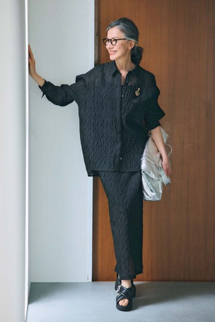 シャツ¥26,400、スカート¥24,200／ともにアンクレイヴ、バッグ¥6,490／カシュカシュ（アンビリオン）、サンダル¥16,500／プラス ダイアナ（ダイアナ 銀座本店）、ブローチ¥8,800／アビステ、ブレスレット¥8,800／レフィエ（フラッパーズ）、メガネ¥46,200／アイヴァン（アイヴァン 東京ギャラリー）