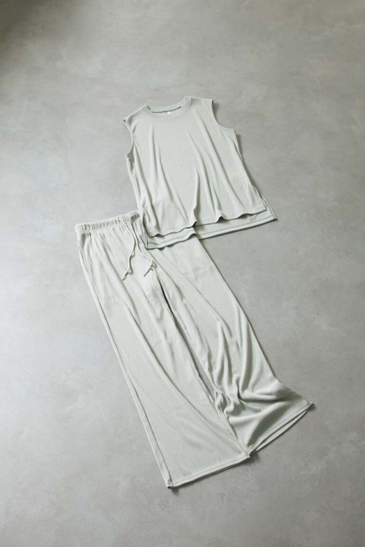 カットソー¥1,290、パンツ¥1,990／ともにジーユー