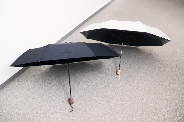 画像: 【ユニクロ】UVカットコンパクトアンブレラ遮熱/親骨55cm 各¥3,990 www.uniqlo.com
