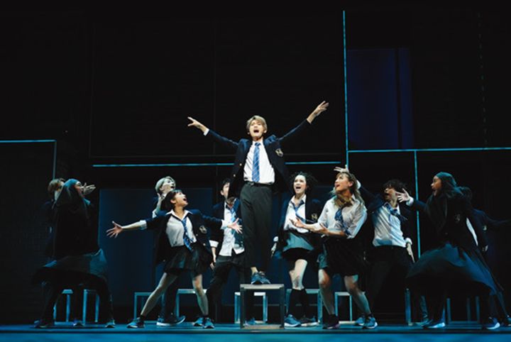 それを「キモい」と否定する同級生はいても、卑屈になることなく自分の道を信じて進んでゆく。そのポジティブなパワーは爽快だ。しかも、母親のマーガレットも親友のプリティも、そんなジェイミーを肯定し背中を押してゆく。