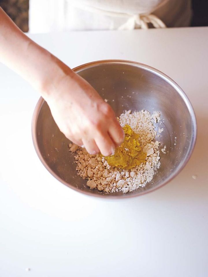 白玉粉の大きい粒がなくなるまで混ぜたら、焼き芋を加える