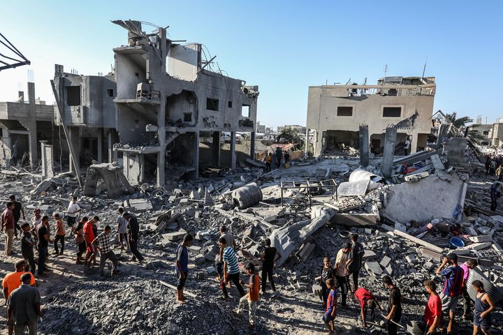 2025年7月9日、イスラエル軍の攻撃を受けて破損した建物の瓦礫が積み重なる、パレスチナ・ガザ地区の様子。