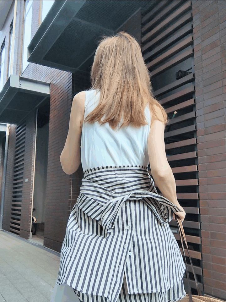 シャツ／ZARA ワンピース／JOINT WORKS サンダル／LE TALON カゴバッグ／ZARA