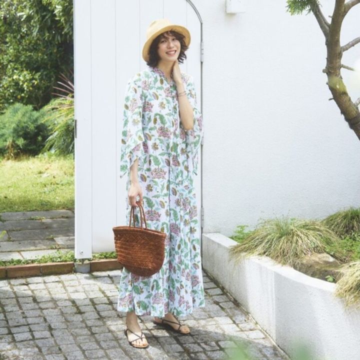 ワンピース4万5100円（エスゼット ブロック プリント／リトルリーグ インク） ハット5万1700円（ボロサリーノ／中央帽子） バッグ6万9300円（ドラゴン ディフュージョン） サンダル2万8600円（ラオコンテ／フラッパーズ） バングル2万900円（スティールジュニック） リング2万2000円（tsugumi iwamoto／ともにロードス）