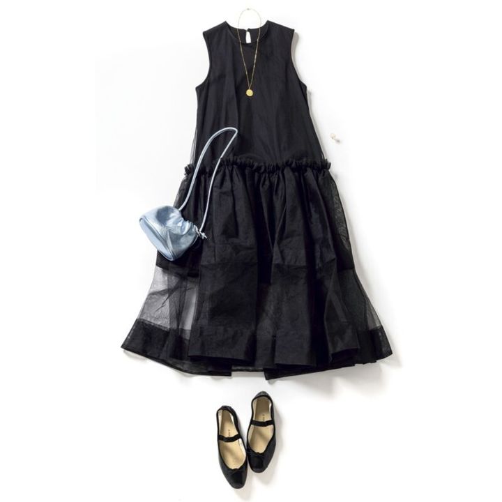 ワンピース3万2000円（シーニュ） バッグ11万4400円（J＆M デヴィッドソン／J＆M デヴィッドソン カスタマーセンター） バレエシューズ4万700円（ポルセリ／サロン アダム エ ロペ） ネックレス2万8600円（マリハ） リング7万1500円（ピモンテ）