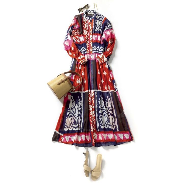 ワンピース8万4700円（デボーションツインズ／ノウン） バッグ4万5100円（ヴァジック／ヴァジックジャパン） サンダル3万8500円（トニービアンコ／エリオポール代官山） サングラス4万8400円（プロポ／プロポデザイン） ピアス7700円（MU／ロードス）