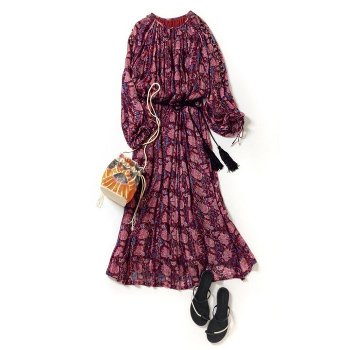 ワンピース5万1700円（ヴェルニカ／ヴェルニカ ルーム） バッグ2万900円（マルシェ／フラッパーズ） サンダル2万4200円（ラオコンテ／ピモンテ）