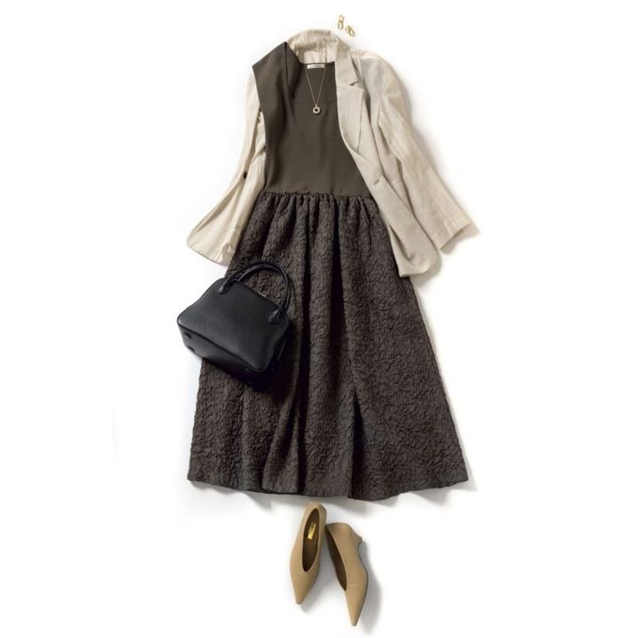 ワンピース6万1600円、ジャケット5万3900円（ともにデザインワークス／デザインワークス 六本木ヒルズ店） バッグ7万9200円（メゾン カナウ／ヤマニ） シューズ1万8700円（ル タロン グリーズ／ル タロン グリーズ ルミネ新宿店） ネックレス3万7400円（CAKI）、ピアス3850円（ヘンカ／ともにロードス）