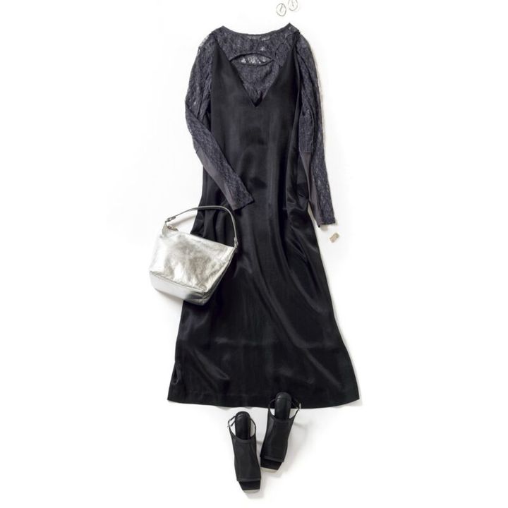 ワンピース4万2900円（サクラ／インターリブ） トップス1万6940円（メゾンスペシャル／メゾンスペシャル 青山店） バッグ3万3000円（ラシット／ラシット 西銀座店） シューズ2万900円（エレンディーク） ピアス3850円（ヘンカ／ロードス） リング4万9500円（リューク）