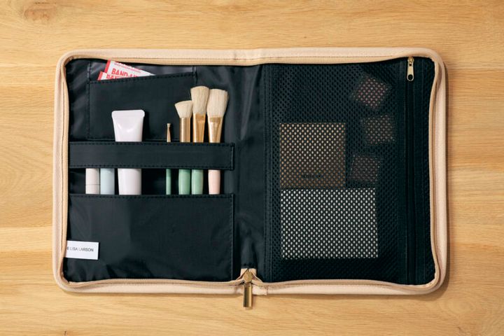 ブラシやマスカラなど某タイプもしっかり収納できるメイクポーチにも